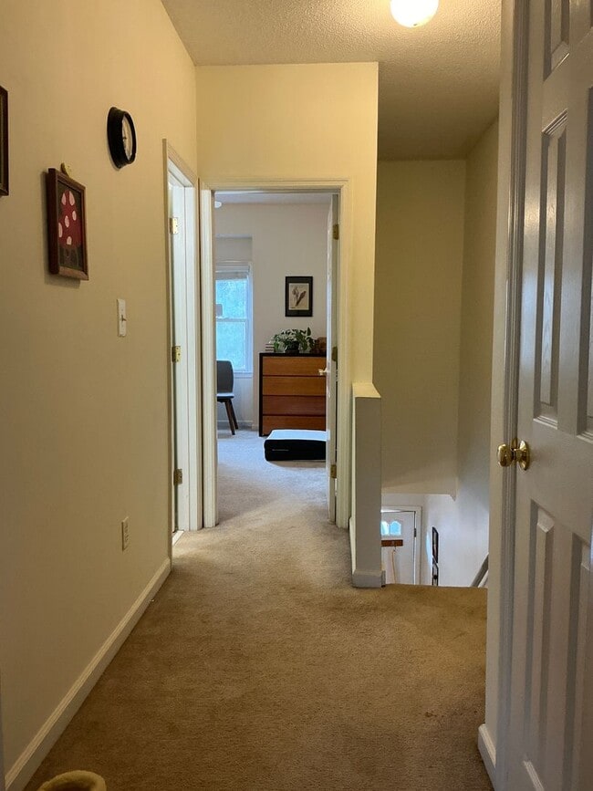 Building Photo - 1 Bedroom/2 .5 Bath Condo located in River...