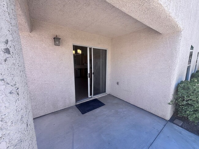 Building Photo - GREAT SINGLE STORY WITH 3 BEDS & 2 BATHS IN GATED COMMUNITY!
