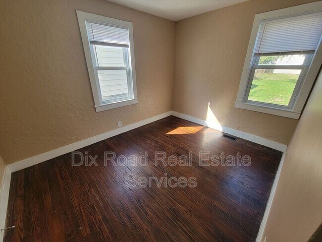 Building Photo - 109 N Decker Ave