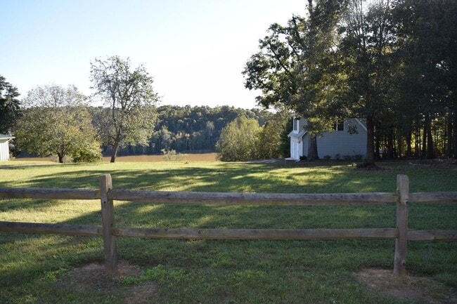 Building Photo - Lake Front 1 Bedroom Apartment - Large Garage & Boat Parking