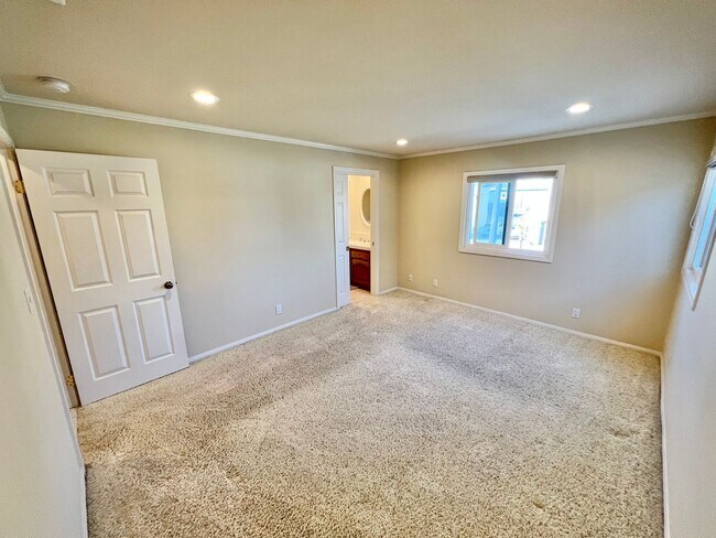 Building Photo - Peninsula Living just steps to the Beach - Garage included