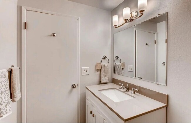 Building Photo - Top-Floor Gem – 2 Bed, 2 Full Bath, W/D, A...