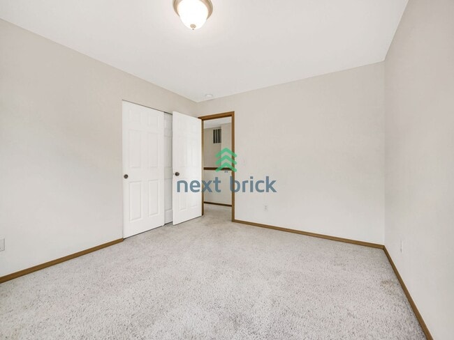 Building Photo - 4 Bed and 2.5 Bath Single-family Home Avai...