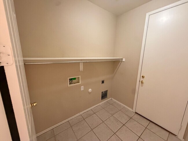 Building Photo - Spacious 3 Bedroom Single Story Peoria With A 3 Car Garage