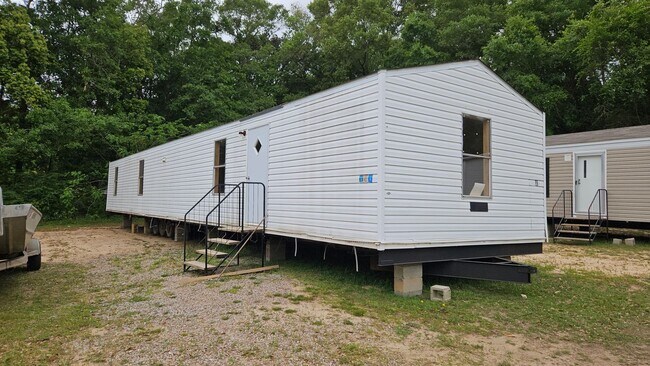 Building Photo - 3 bed 1 bath mobile home for rent