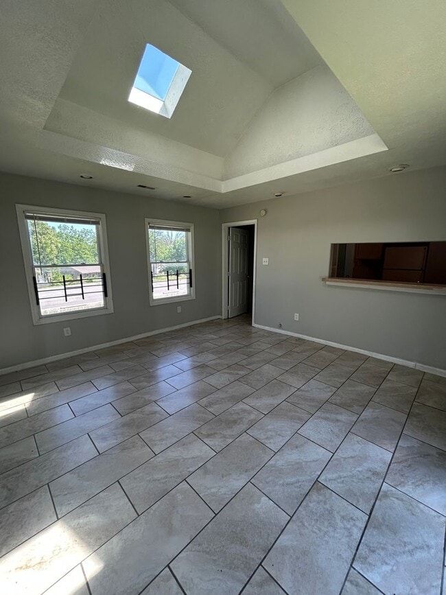 Building Photo - Coming Soon! Cozy 2-Bedroom Gem | $1,049/m...