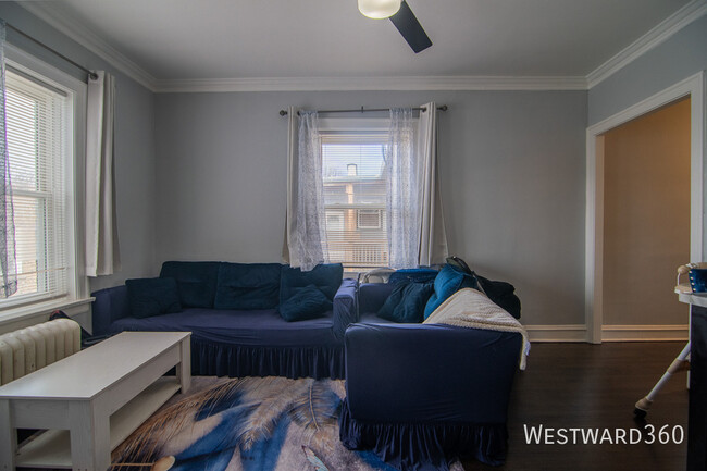 Building Photo - Sunny & Bright 2 Bed / 1 Bath Rental with ...