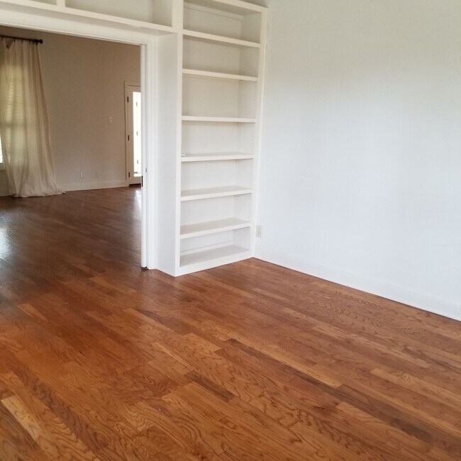 Building Photo - Stunning Home - North Cat Mountain - 4 bed...