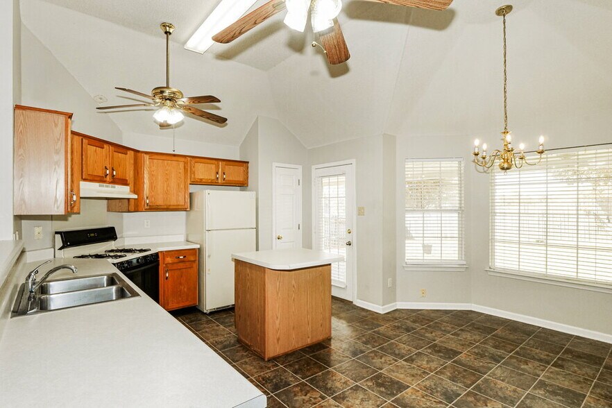Building Photo - 75 Oakridge Cove