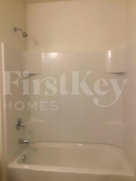 Building Photo - 2472 SE Floresta Dr