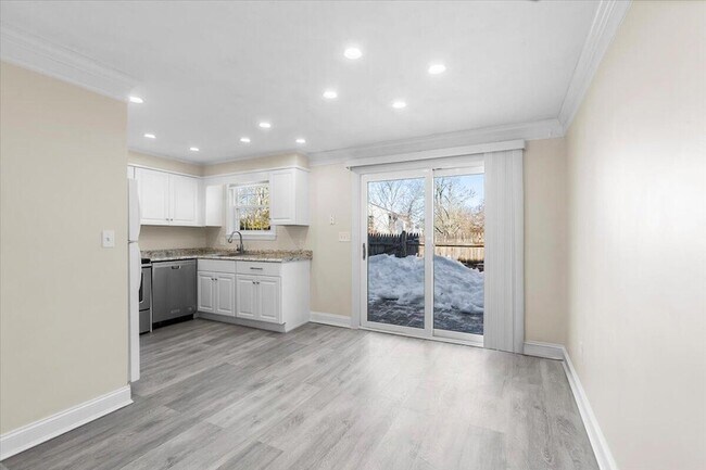 Building Photo - 8 Captain Cook Ln