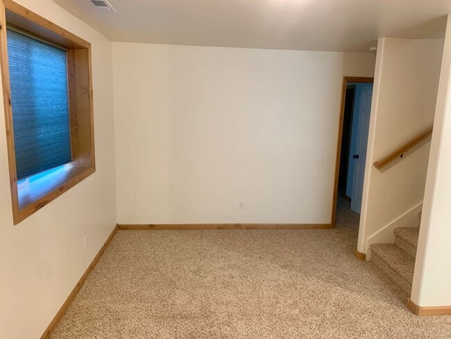 Building Photo - 3 bedroom 2 bath townhome