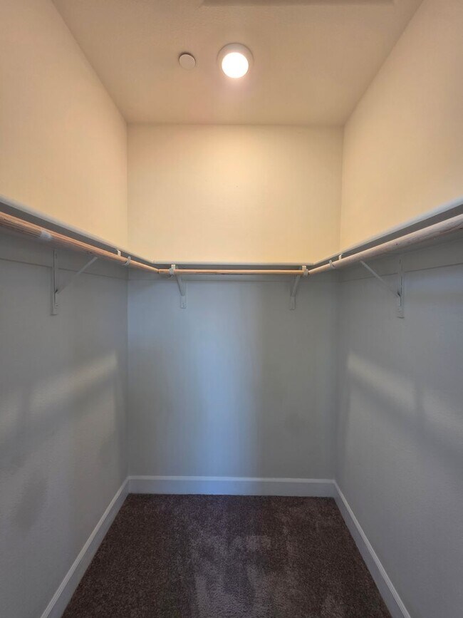 Building Photo - Newer 5 Bedroom 4.5 Bathroom in SE Visalia!! Coming soon!!