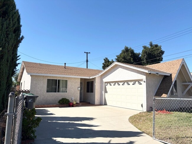 Building Photo - Dream Home with Pool. Updated Kitchen. Spa...