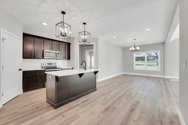 Building Photo - Hickory Village 55 Plus, LLC - 3700 E Cherry St Springfield, MO 65809