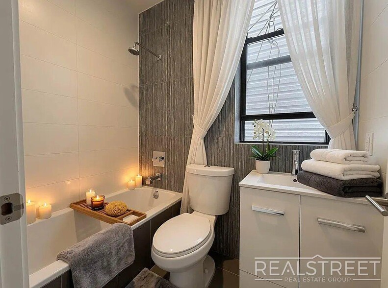 Building Photo - Renovated 3 Bed / 2 Bath Apartment Near the L Train in Prime East Williamsburg