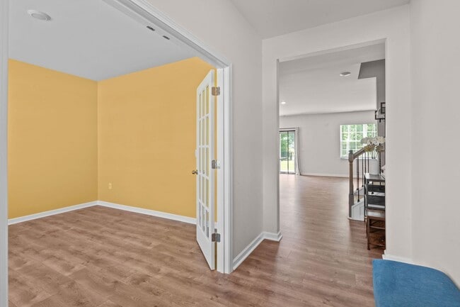 Building Photo - Stunning 5 Bedroom Home with a Fully Fence...