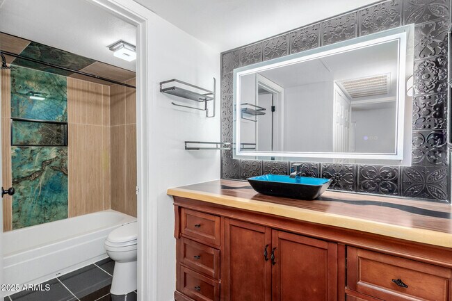 Building Photo - 2625 E Indian School Rd