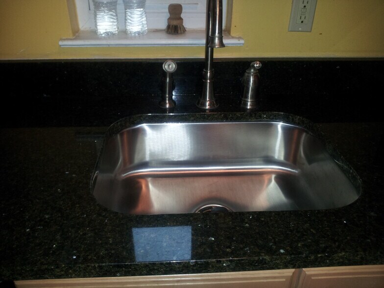 Kitchen - 904 S Highland St