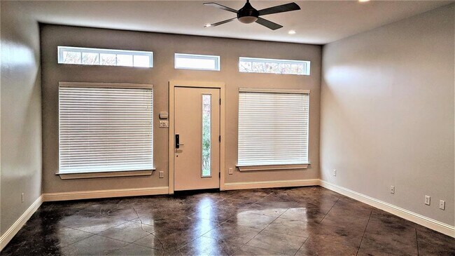 Building Photo - 1811 S Ervay St