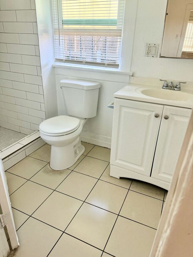 Building Photo - 732-738 Gaviota LB