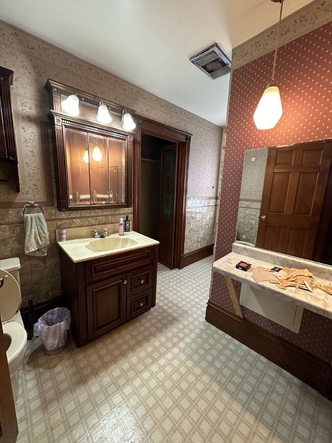 Building Photo - Superb 3 Bed 2 Bath close to UWEC! Availab...
