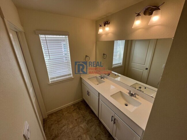 Building Photo - 2494 Wren Dr