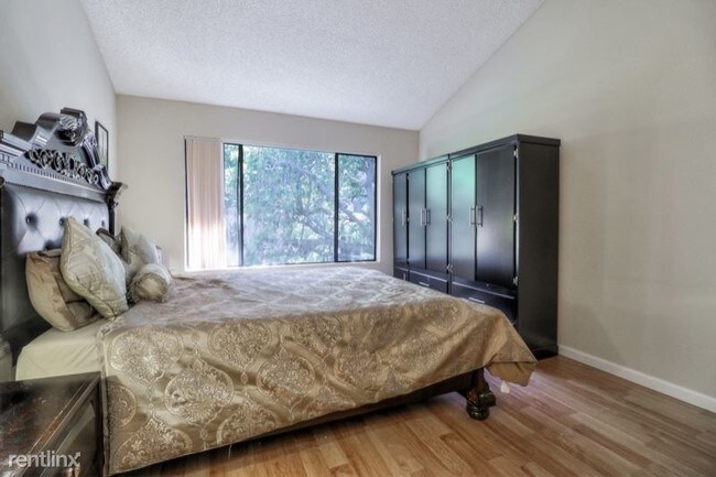 Building Photo - 37000 Meadowbrook Common