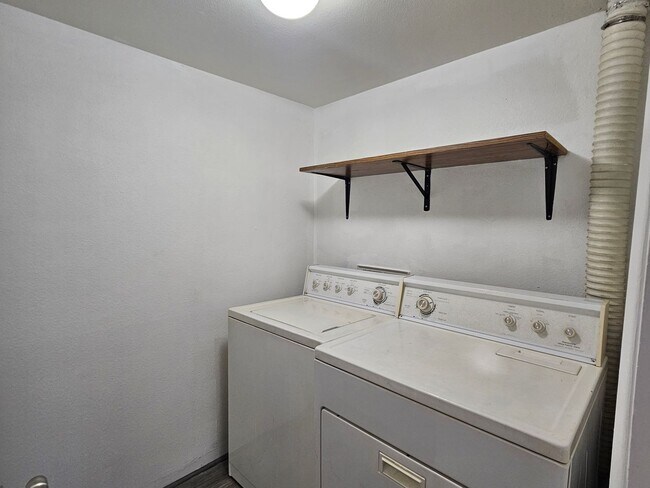 Building Photo - Roomy 1 Bedroom Condo on 2nd Floor with Covered Balcony