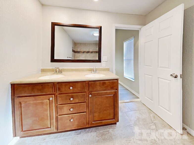 Building Photo - 801 Maraval Ct