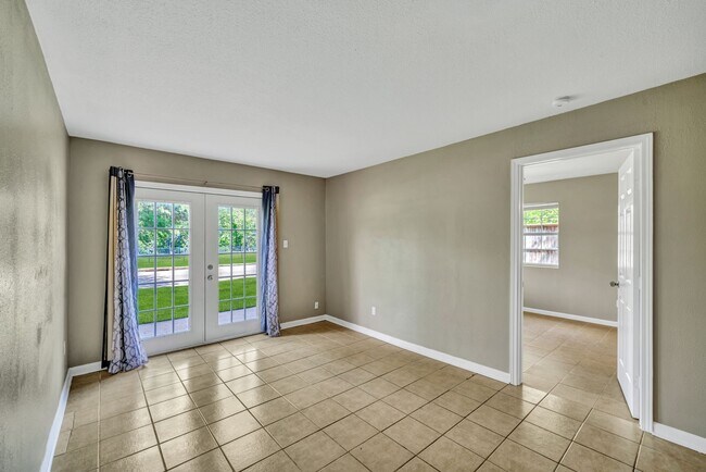 Building Photo - 770 Memorial Mews St