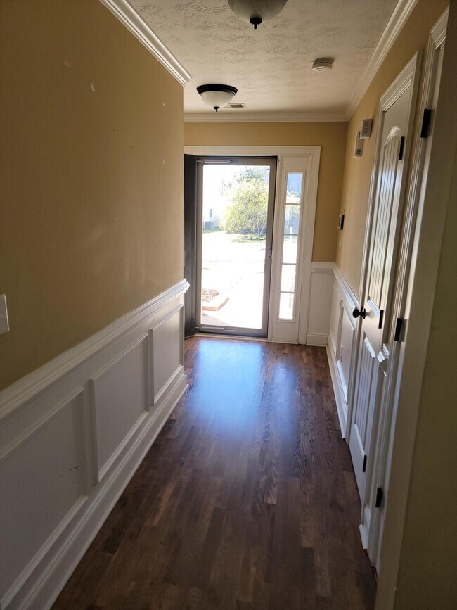 Building Photo - 2581 Kirby Ave