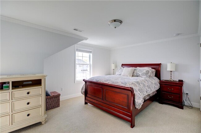 Building Photo - 17 Mariner Way