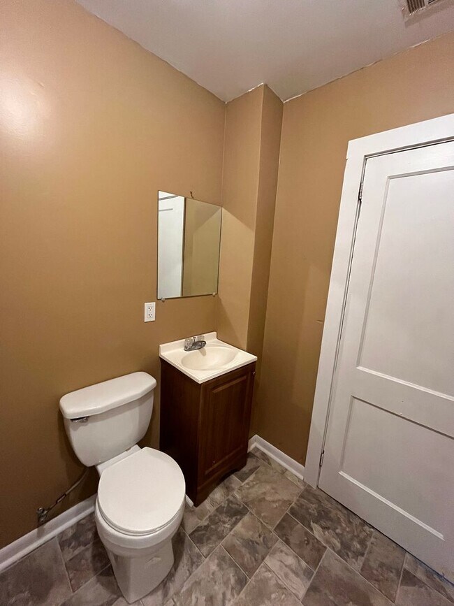 Building Photo - 3 Bedroom + Bonus Room Home in Sunset Park!
