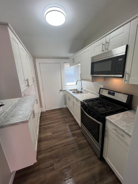 Building Photo - 571 Jefferson St