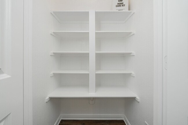 Building Photo - Spacious Townhome Available For the New Year!