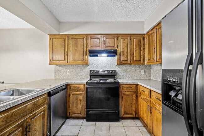 Building Photo - 2429 Lakeview Cir