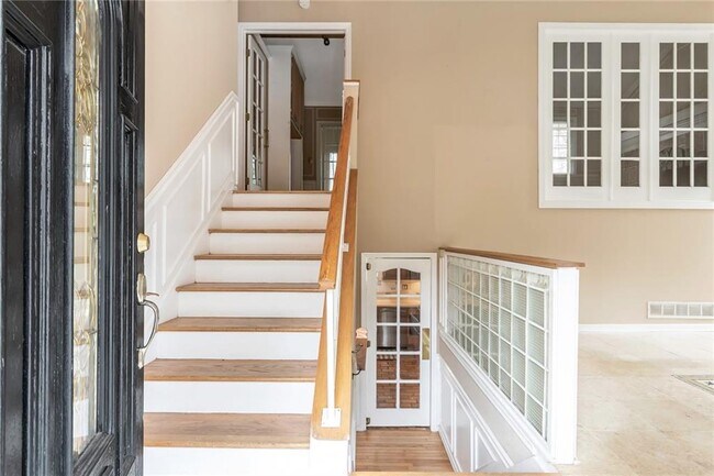 Building Photo - 131 Arrowood Ln