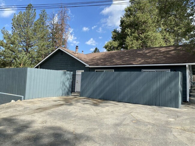 Primary Photo - LARGE 2 BEDROOM WALK TO TOWN