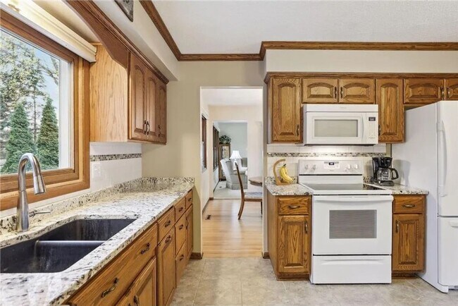 Building Photo - Charming 3-bedroom, 2-bathroom home located in the heart of Woodbury