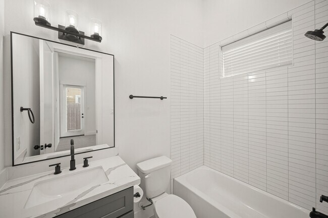 Building Photo - 2811 Anita St