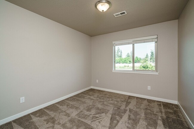 Building Photo - Easy I-205 Access - 3 Bedroom 2.5 Bath Townhouse