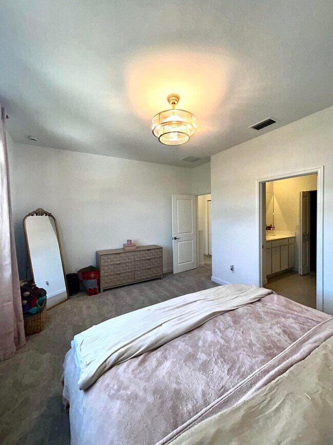 Building Photo - 317 SE Crossoak Ln