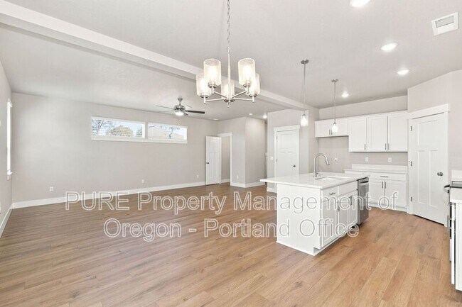 Building Photo - 582 NE Alderwood Dr