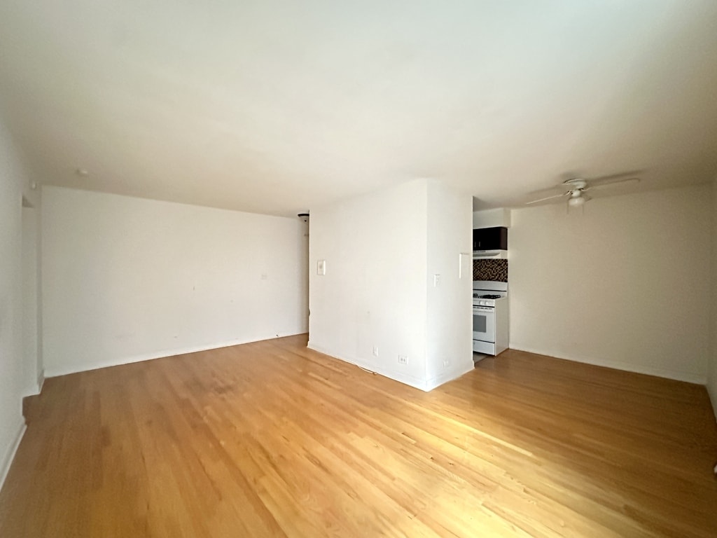 Building Photo - 3710 N Pine Grove Ave