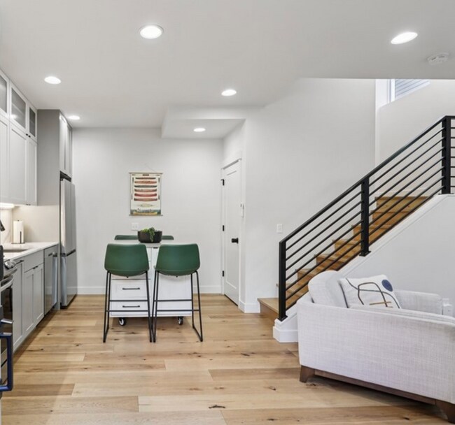 Building Photo - Three-Bedroom Townhouse Close to Seattle Pacific University!!!