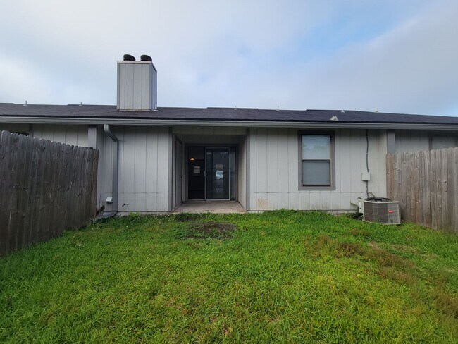 Building Photo - $1195 - 2/2 - Jefferson Square Apartment - Ready to view