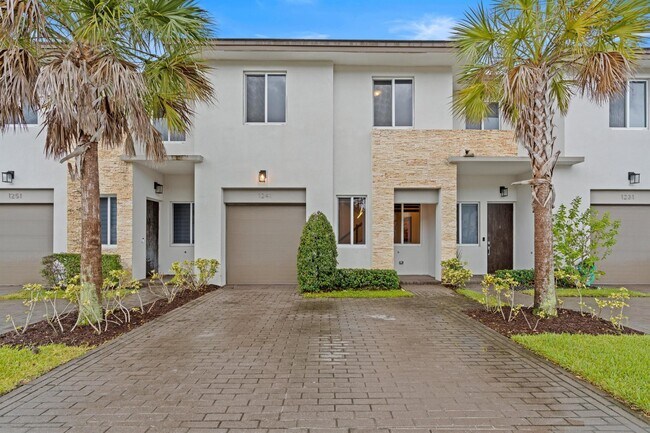 Building Photo - 1241 Pioneer Way