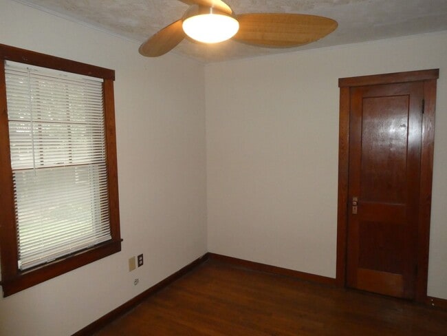 Building Photo - Charming Home Downtown