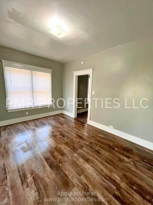 Building Photo - 3 Bedrooms/1 Bathroom House